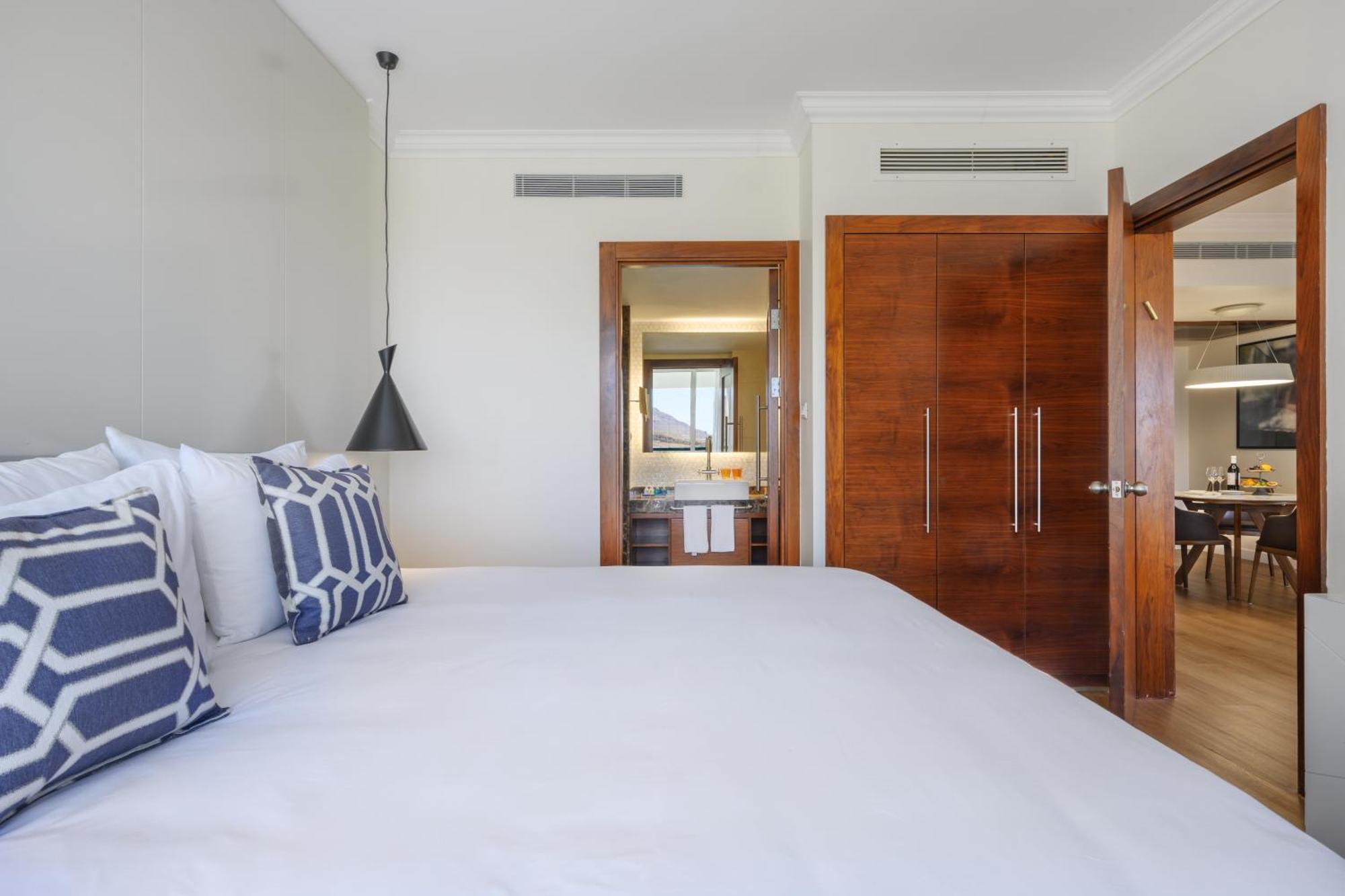 โรงแรมอิสโรเทลเดดซี เอนโบเกก ภายนอก รูปภาพ A bedroom at the hotel