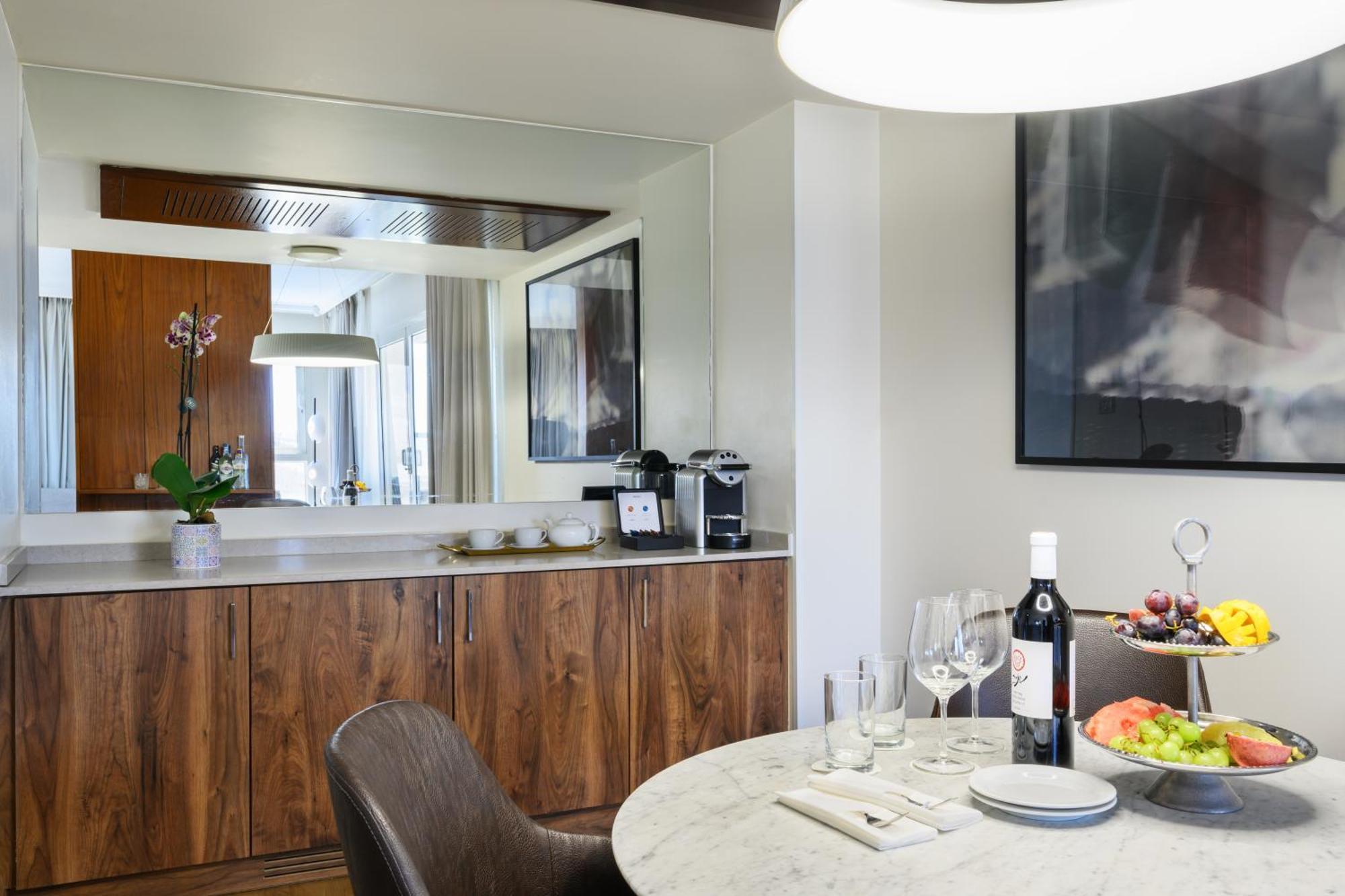โรงแรมอิสโรเทลเดดซี เอนโบเกก ภายนอก รูปภาพ Kitchenette in a suite at the Hotel