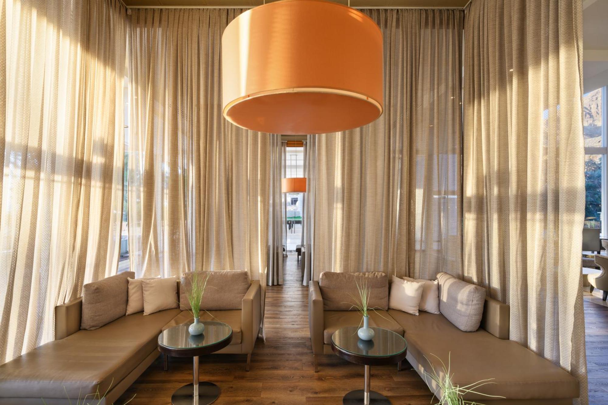 โรงแรมอิสโรเทลเดดซี เอนโบเกก ภายนอก รูปภาพ The interior of the hotel
