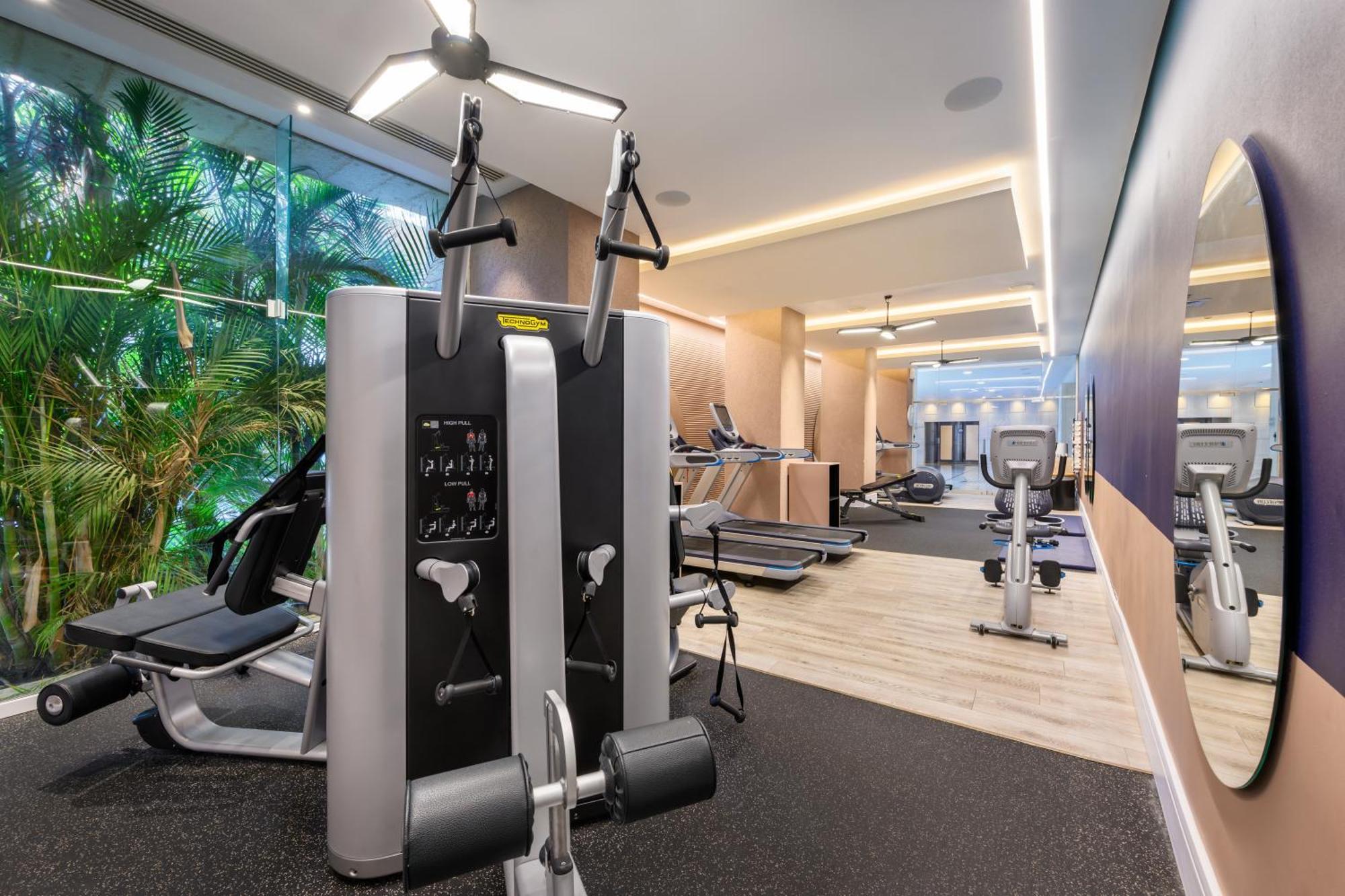 โรงแรมอิสโรเทลเดดซี เอนโบเกก ภายนอก รูปภาพ The gym at the hotel
