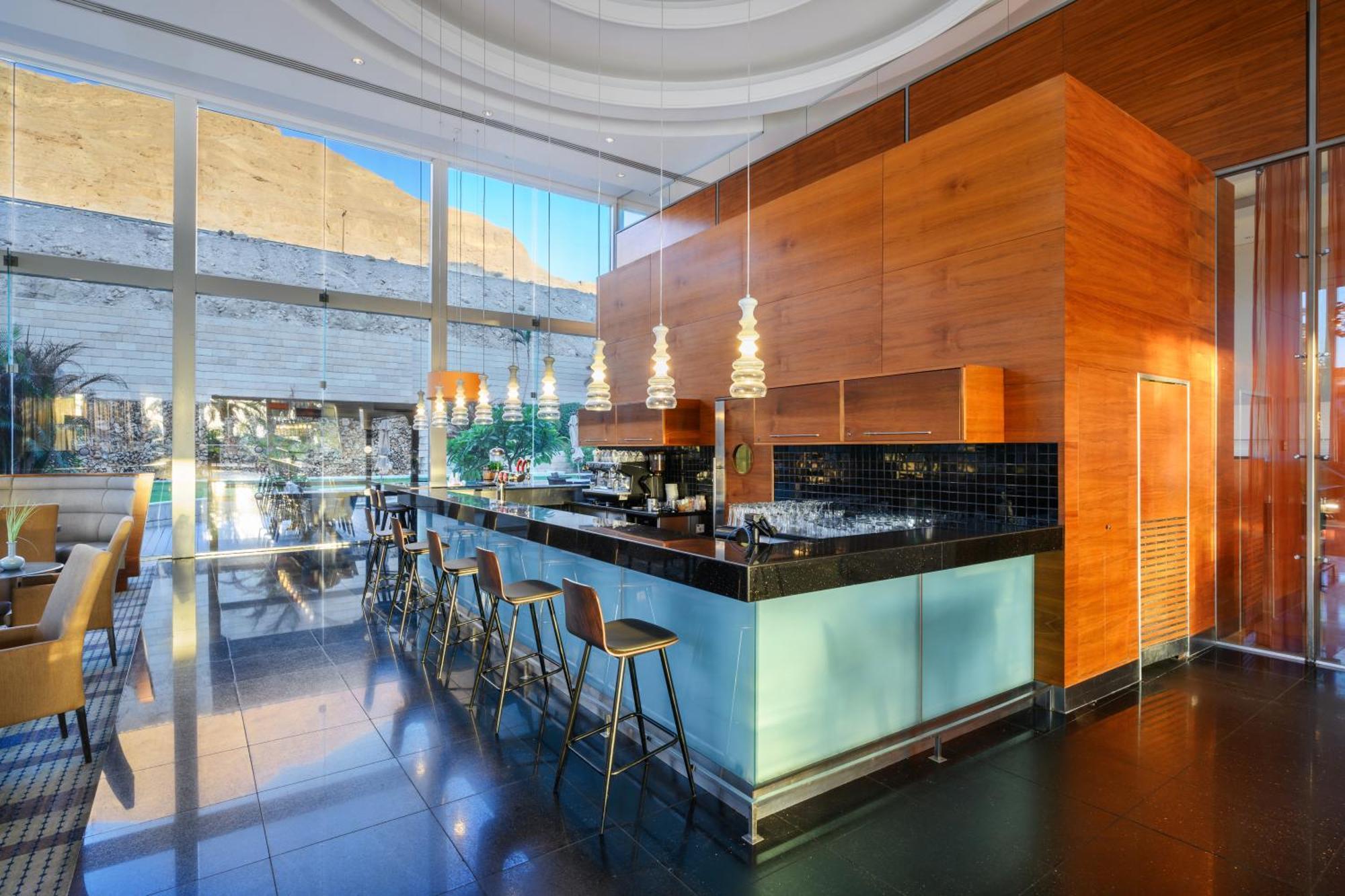 โรงแรมอิสโรเทลเดดซี เอนโบเกก ภายนอก รูปภาพ The bar at the restaurant