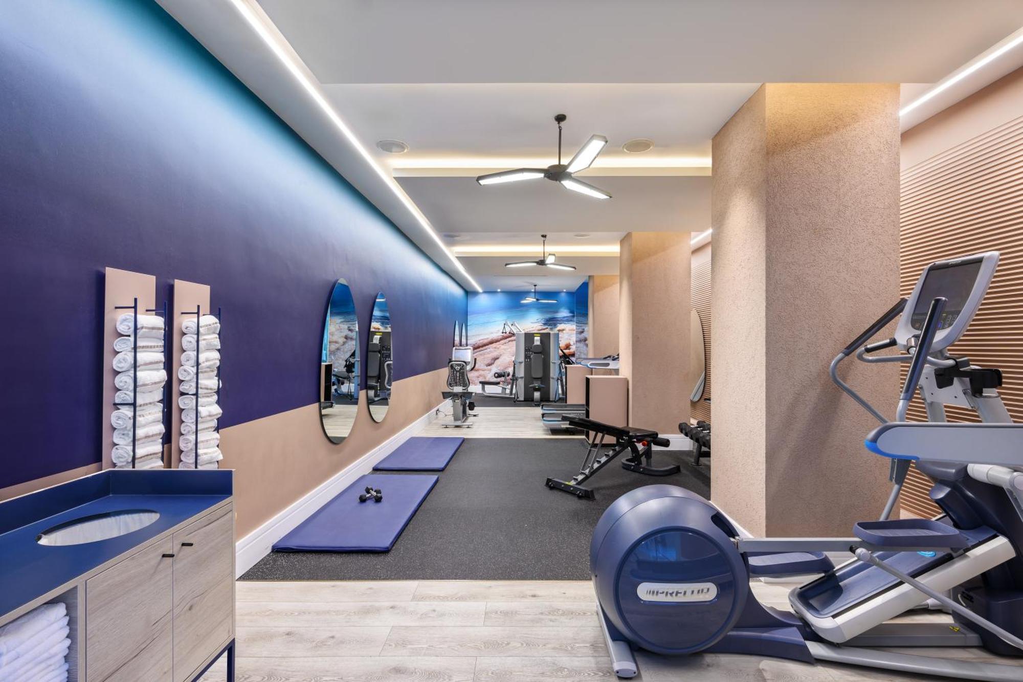 โรงแรมอิสโรเทลเดดซี เอนโบเกก ภายนอก รูปภาพ The gym at the hotel