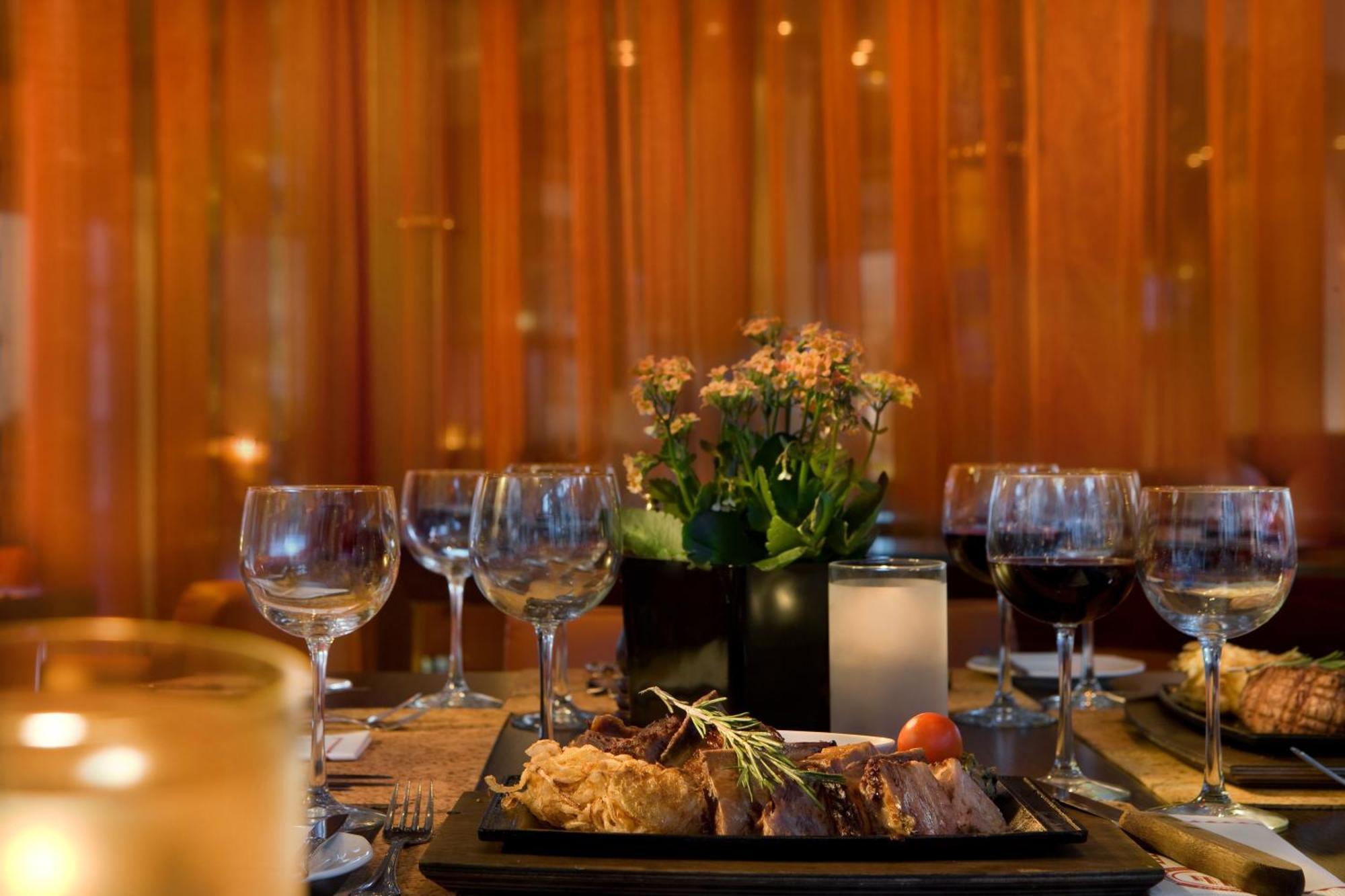 โรงแรมอิสโรเทลเดดซี เอนโบเกก ภายนอก รูปภาพ A wine tasting in progress