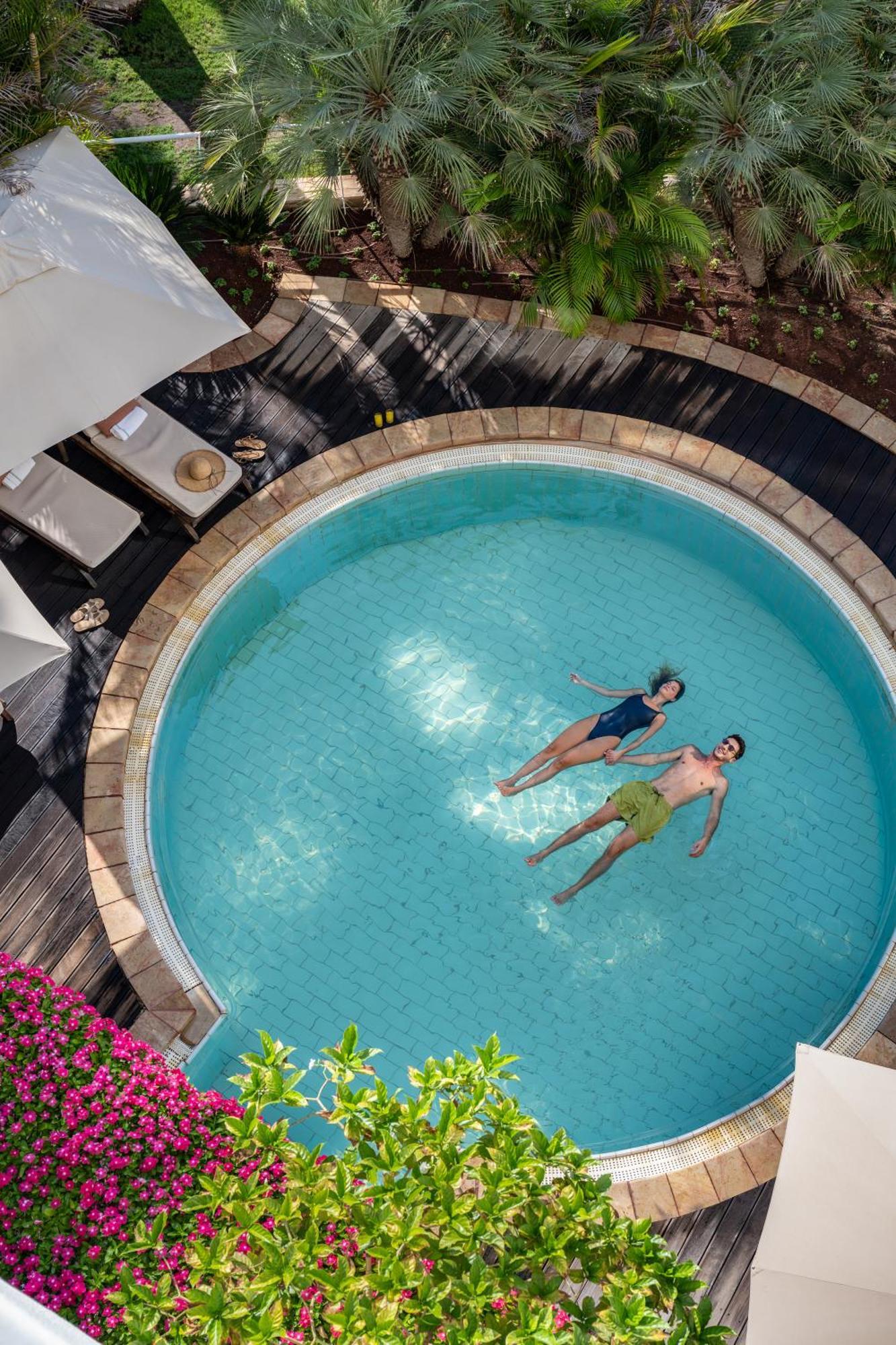 โรงแรมอิสโรเทลเดดซี เอนโบเกก ภายนอก รูปภาพ The swimming pool at the hotel