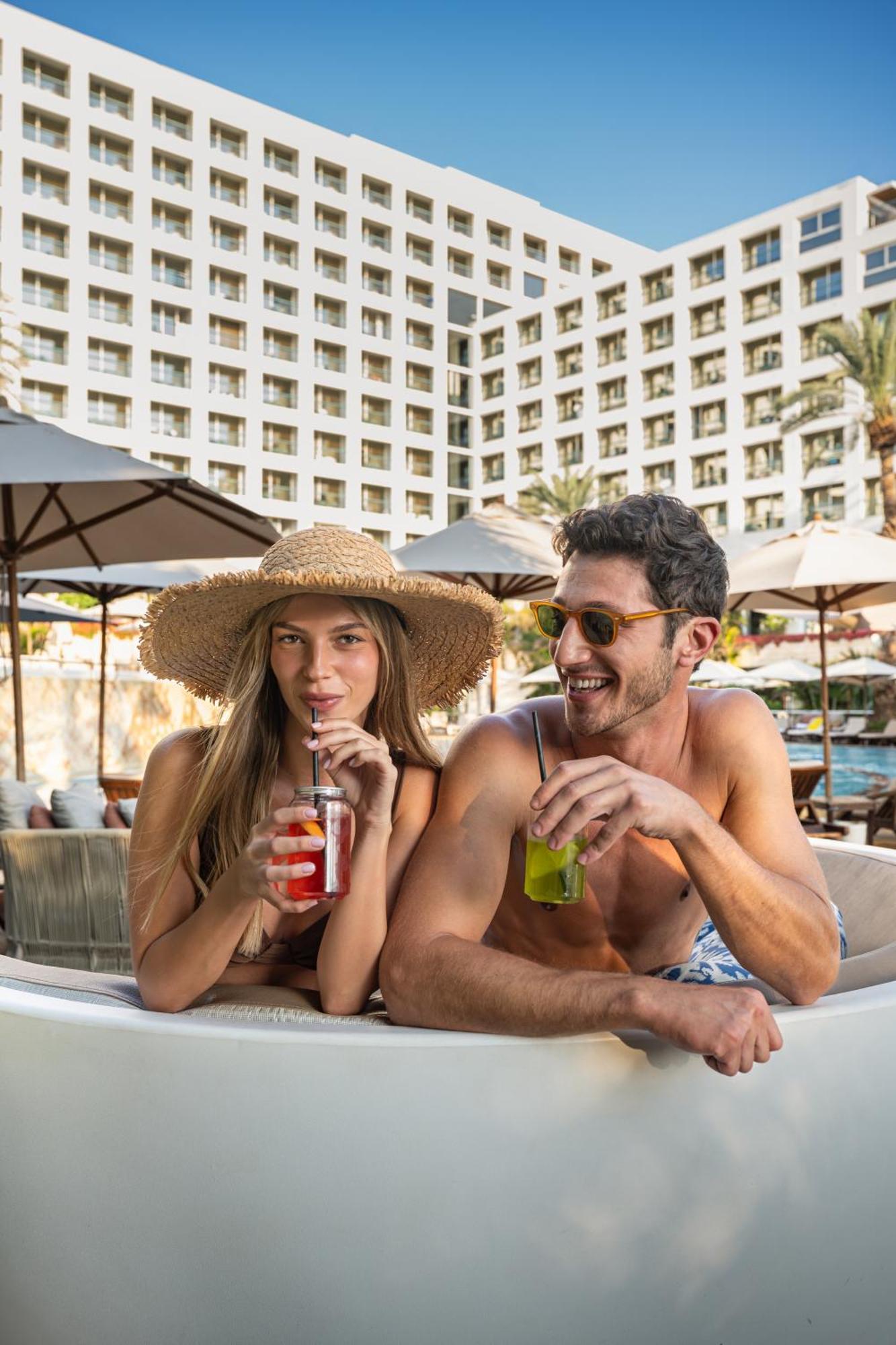 โรงแรมอิสโรเทลเดดซี เอนโบเกก ภายนอก รูปภาพ Tourists at a resort in Egypt