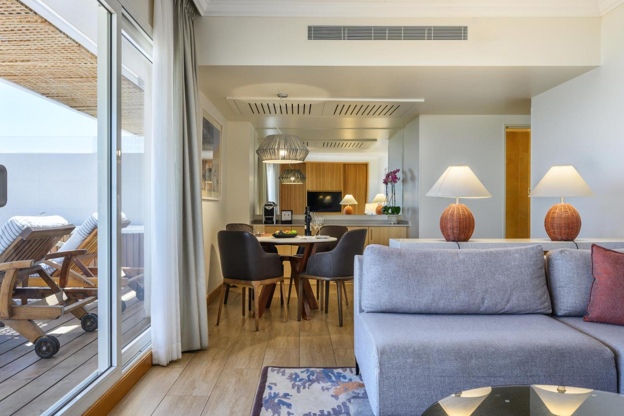 โรงแรมอิสโรเทลเดดซี เอนโบเกก ภายนอก รูปภาพ Suite at the hotel