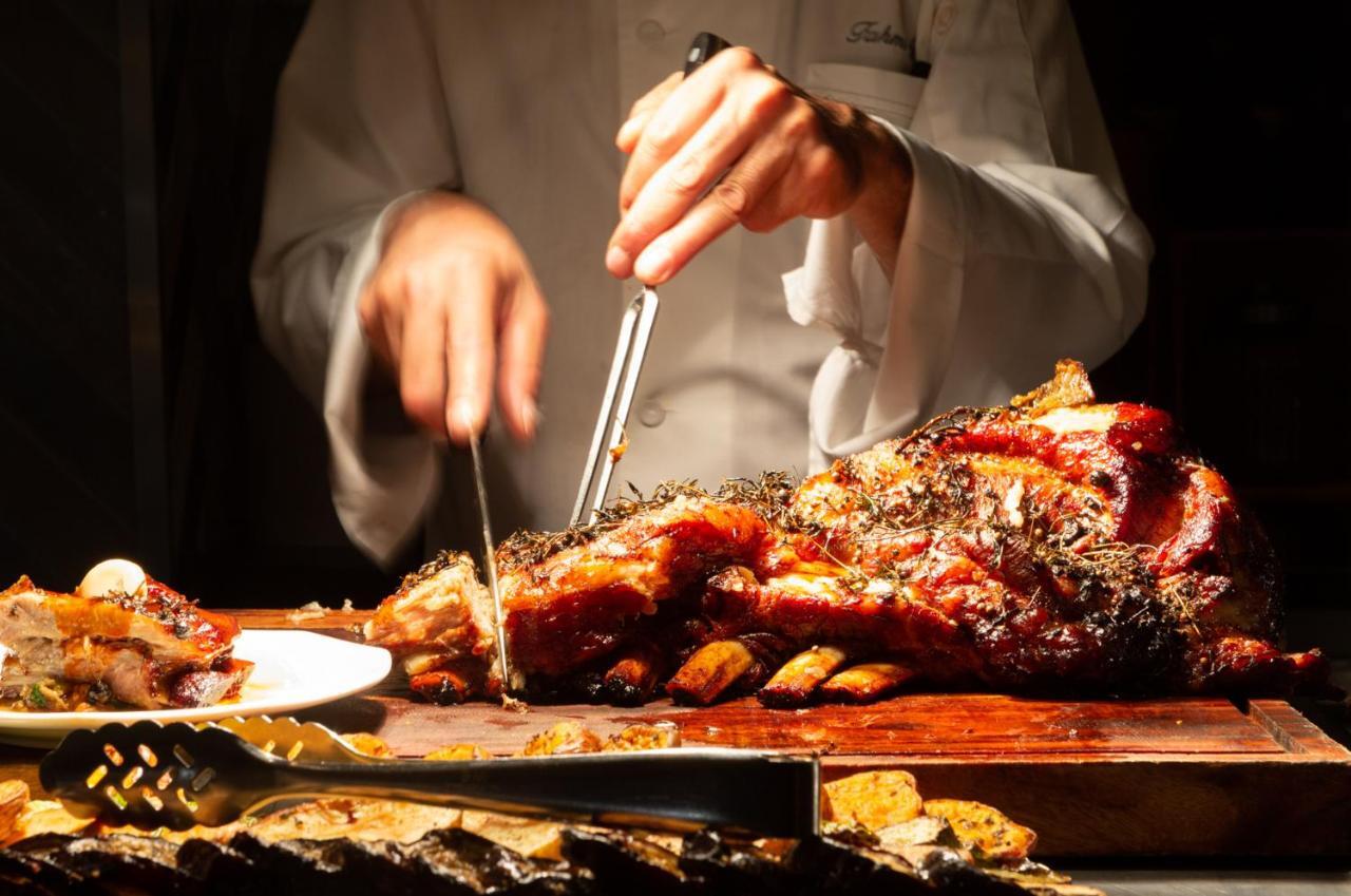 โรงแรมอิสโรเทลเดดซี เอนโบเกก ภายนอก รูปภาพ A chef carving a roast