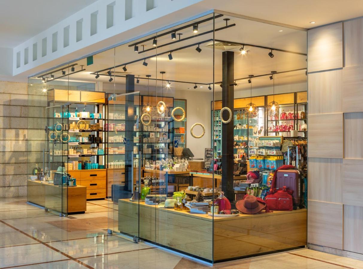 โรงแรมอิสโรเทลเดดซี เอนโบเกก ภายนอก รูปภาพ A shop in the airport