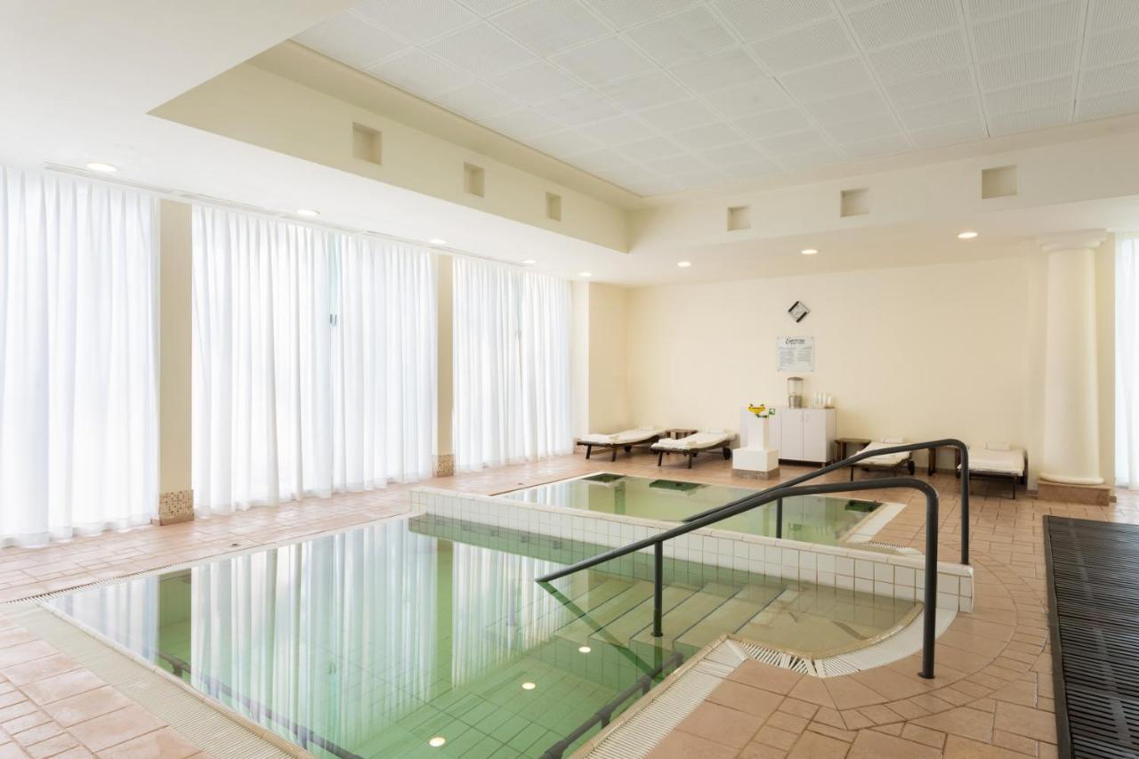 โรงแรมอิสโรเทลเดดซี เอนโบเกก ภายนอก รูปภาพ The spa at the Hotel