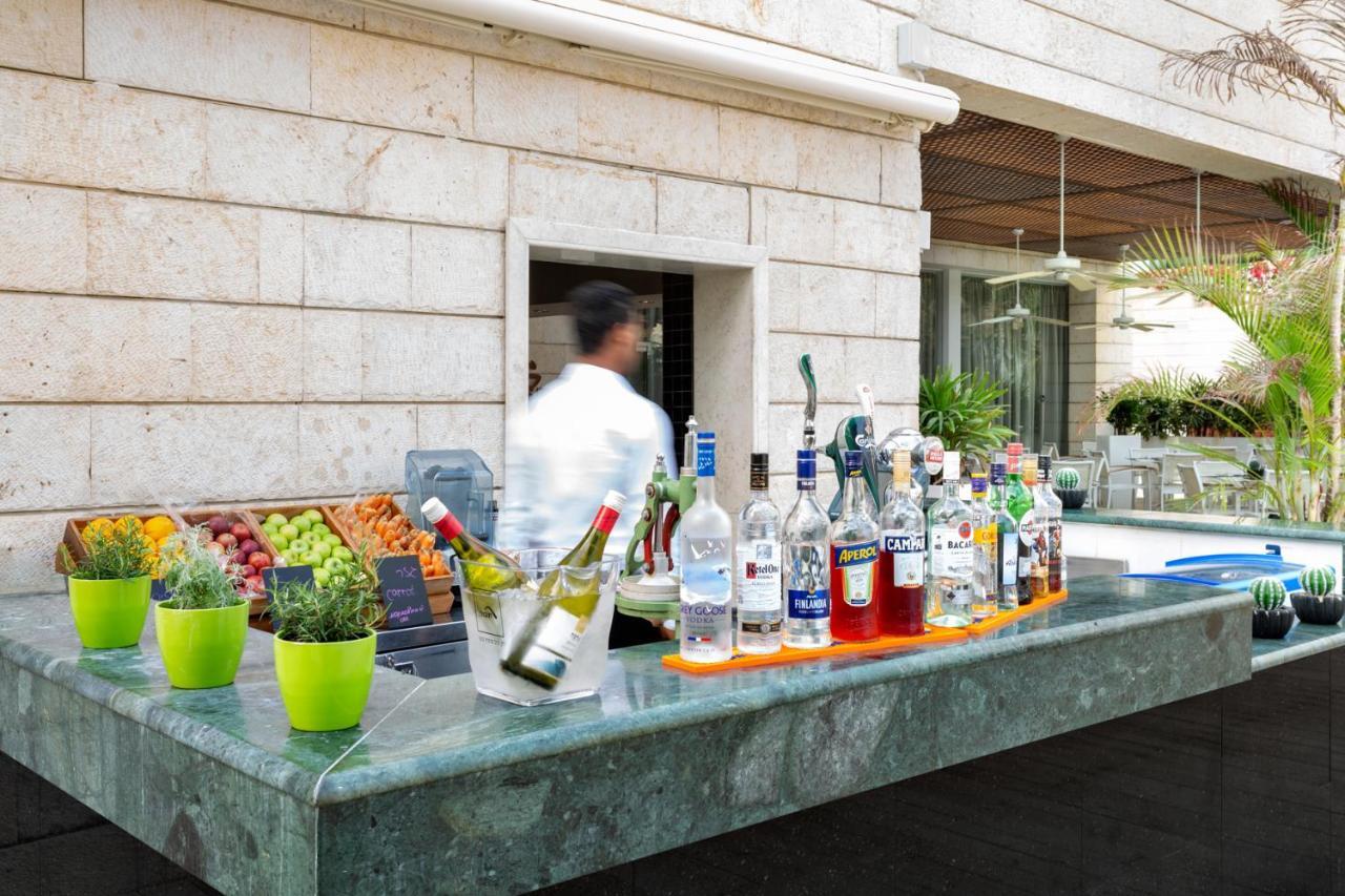 โรงแรมอิสโรเทลเดดซี เอนโบเกก ภายนอก รูปภาพ A bar at a hotel