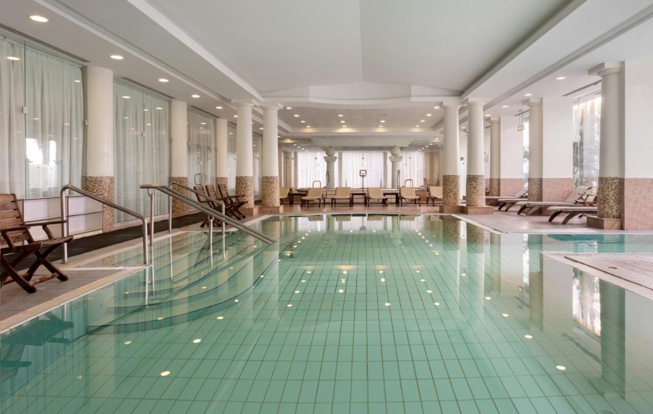 โรงแรมอิสโรเทลเดดซี เอนโบเกก ภายนอก รูปภาพ The swimming pool at the hotel